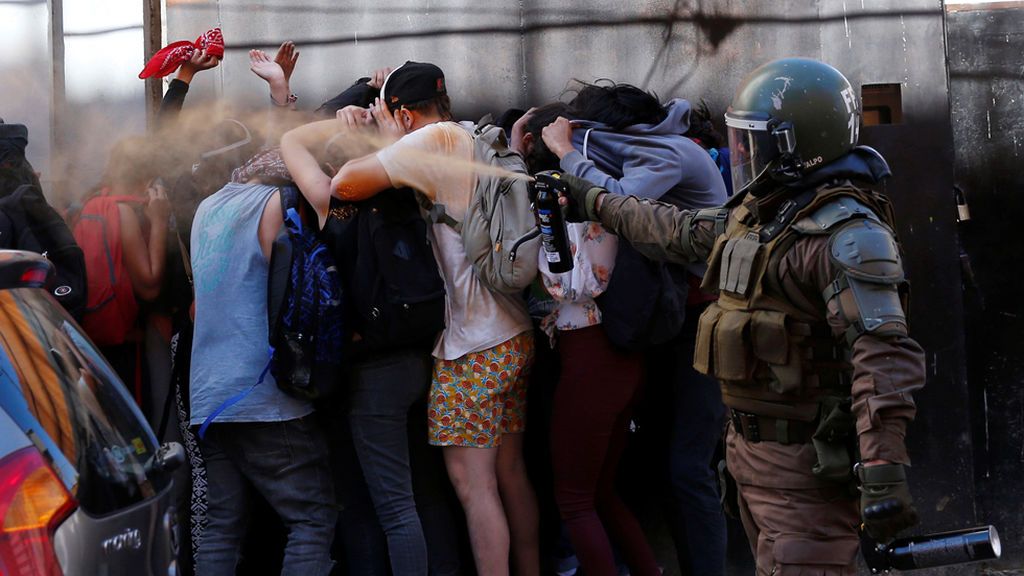La dura represión de Chile contra los manifestantes, bajo investigación de más de 2.000 casos de abusos