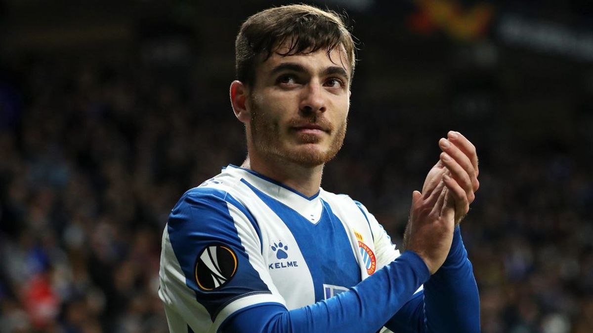 Un jugador del Espanyol da like a una chica y el novio de esta va al aeropuerto con una pancarta Un jugador del Espanyol da like a una chica y el novio de esta va al aeropuerto con una pancarta