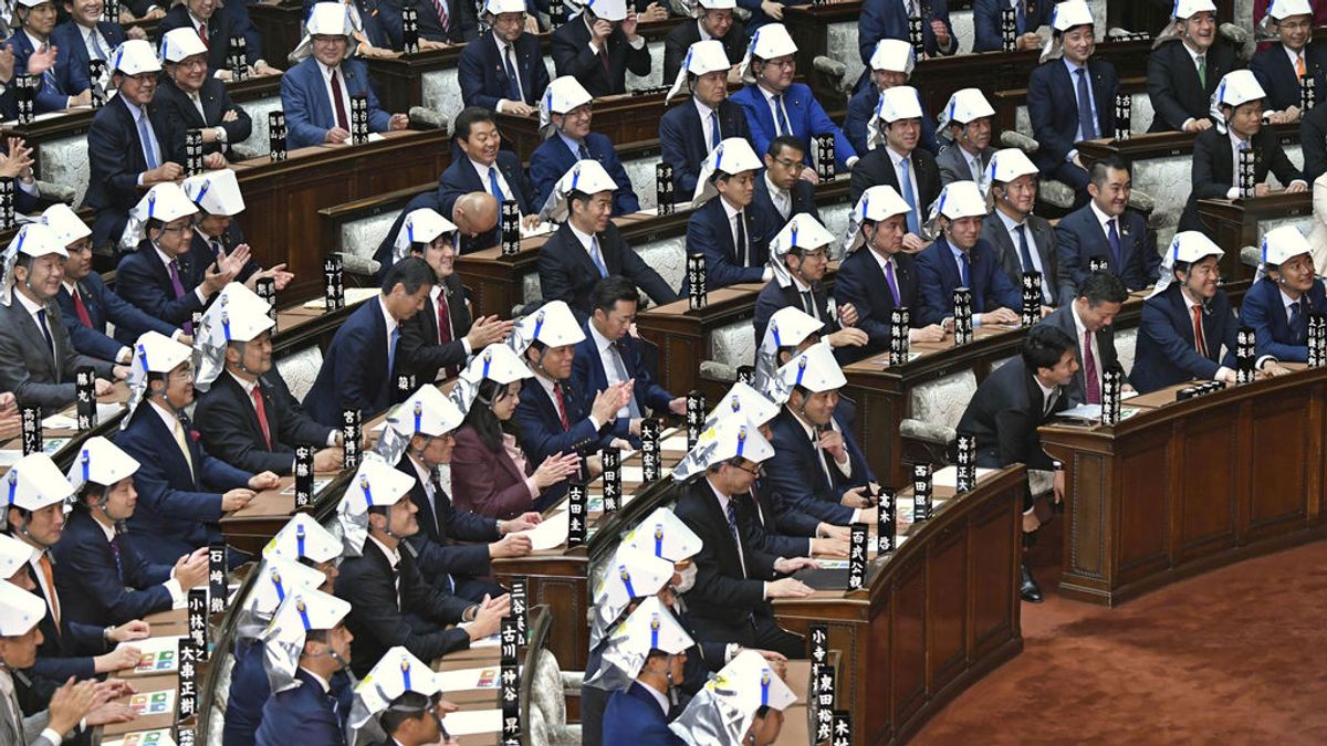El ridículo casco plegable con el que los parlamentarios japoneses pretenden enfrentarse a un terremoto