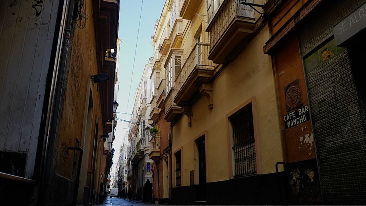 La policía local de Cádiz desaloja una fiesta Erasmus ante el peligro de derrumbe del edificio