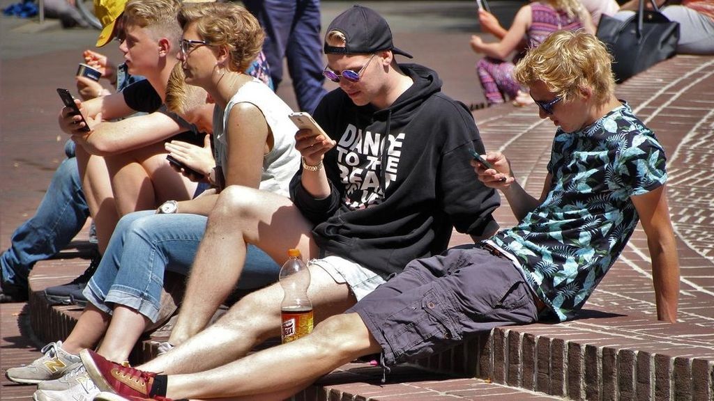 La adicción tecnológica de los jóvenes les encierra en casa y les hace menos fiesteros