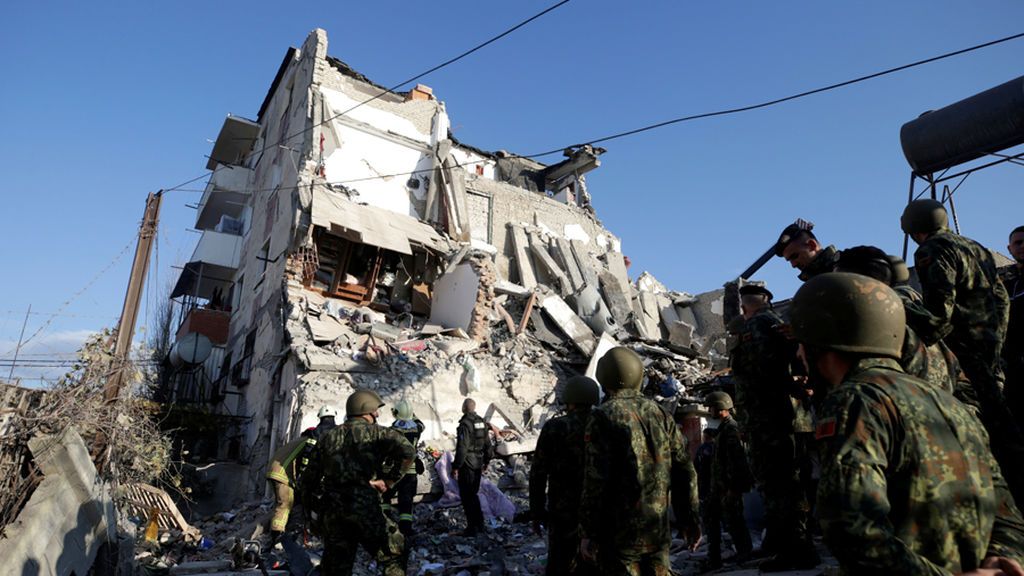 Albania busca entre los escombros más supervivientes del terremoto que ha dejado una veintena de muertos
