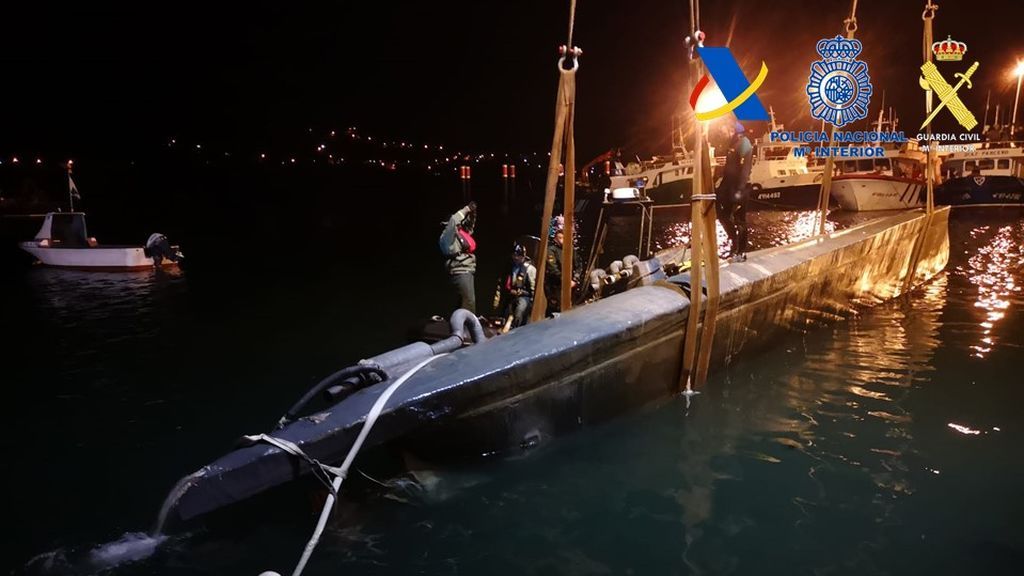 Momento en el que el 'narcosubmarino' era retirado del agua Momento en el que el 'narcosubmarino' era retirado del agua