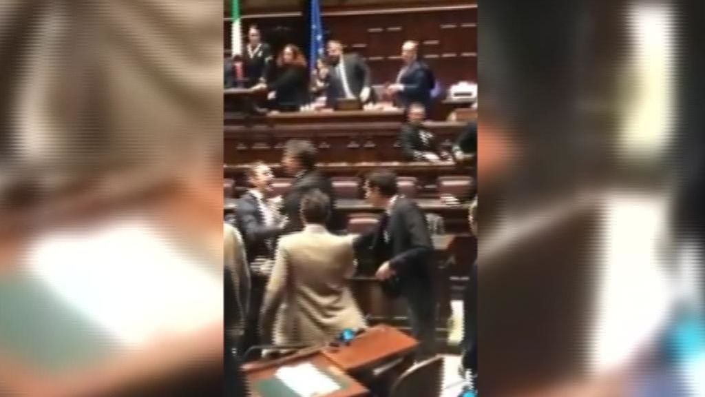 A golpes en el Parlamento italiano
