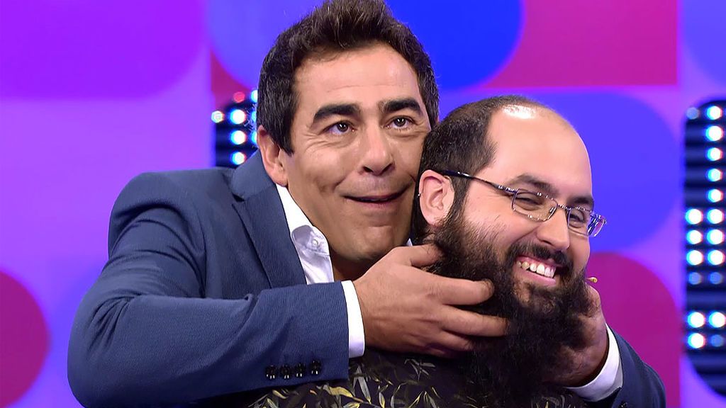 Pablo Chiapella toca la barba de Lois para darles suerte
