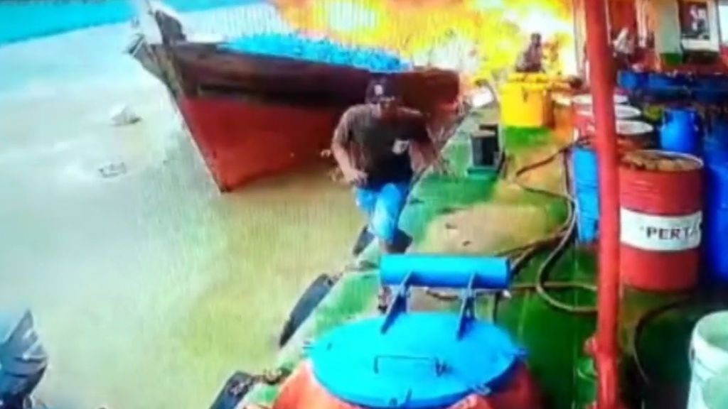 Explota una embarcación cargada de bidones de gas en Indonesia