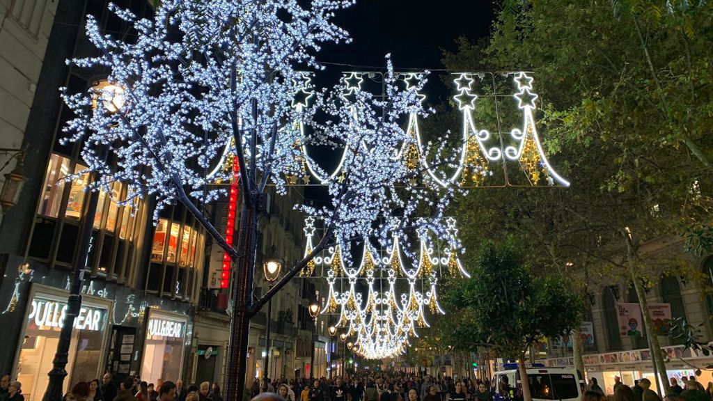 Barcelona enciende sus luces de Navidad en un intento por compensar el impacto de los altercados Barcelona enciende sus luces de Navidad en un intento por compensar el impacto de los altercados