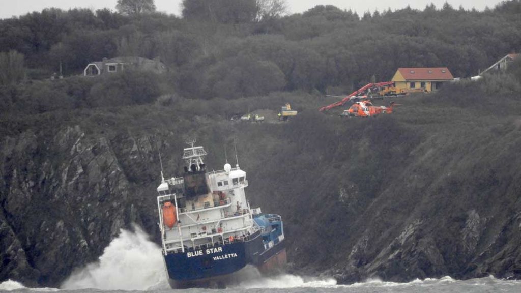 El fantasma del 'Prestige' regresa a Galicia al complicarse el rescate del buque 'Blue Star' El fantasma del 'Prestige' regresa a Galicia al complicarse el rescate del buque 'Blue Star'