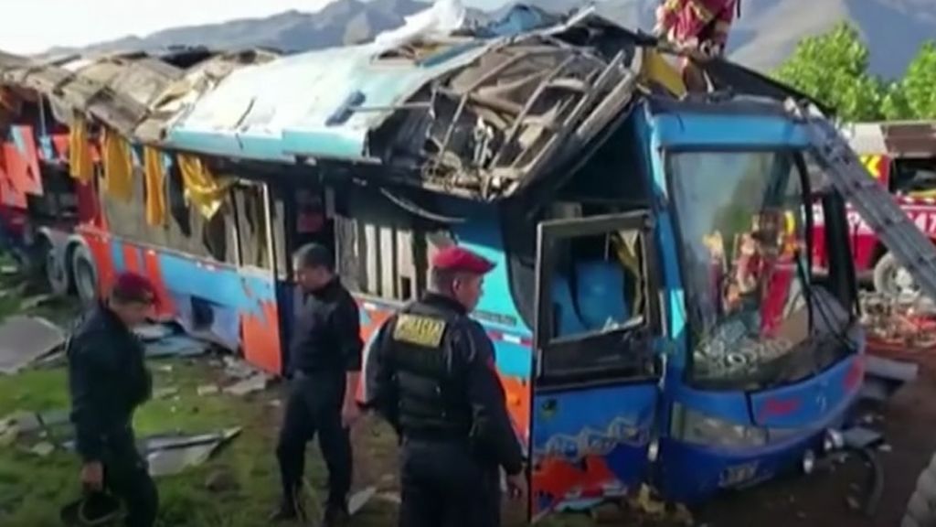 Tres niños y cuatro adultos fallecen en un accidente de autobús en Perú
