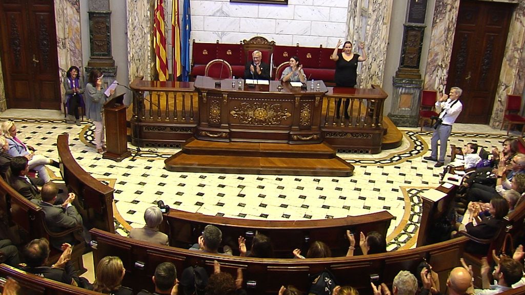 Lectura durante un acto en el Ayuntamiento del nombre de las 52 mujeres asesinadas