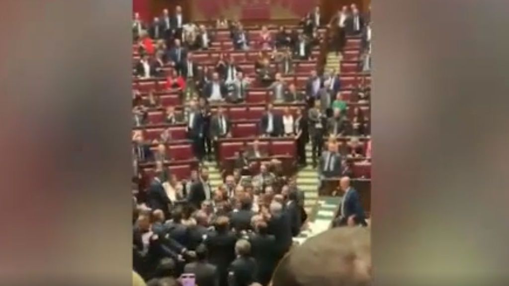 Bronca en el Parlamento italiano: Sus señorías terminan a empujones