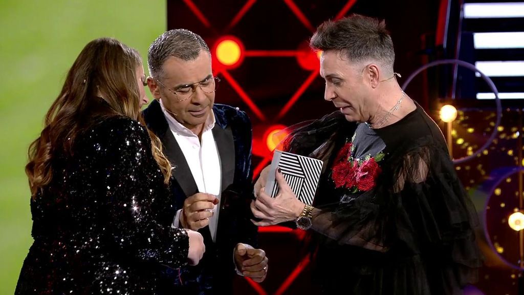 Maestro Joao le hace entrega a Rocío Flores de un pañuelo y un autógrafo de su abuela, Rocío Jurado