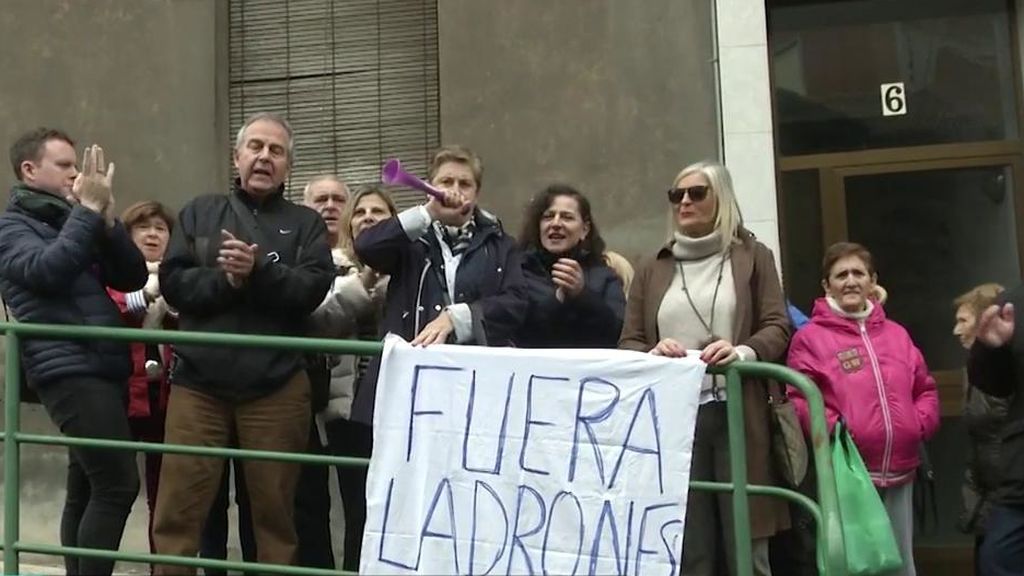 Los vecinos de Tragaparan se manifiestan contra unos 'okupas'