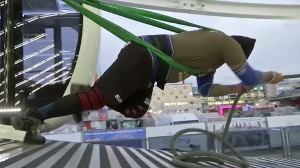 Un atleta austriaco consigue girar una noria con la ayuda de un arnés