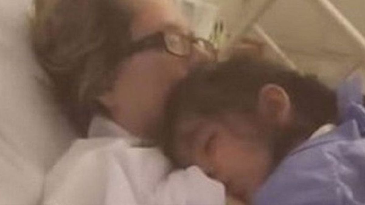 Tras un mes en estado vegetativo y sin memoria neurológica, despierta y amamanta a su hija Tras un mes en estado vegetativo y sin memoria neurológica, despierta y amamanta a su hija