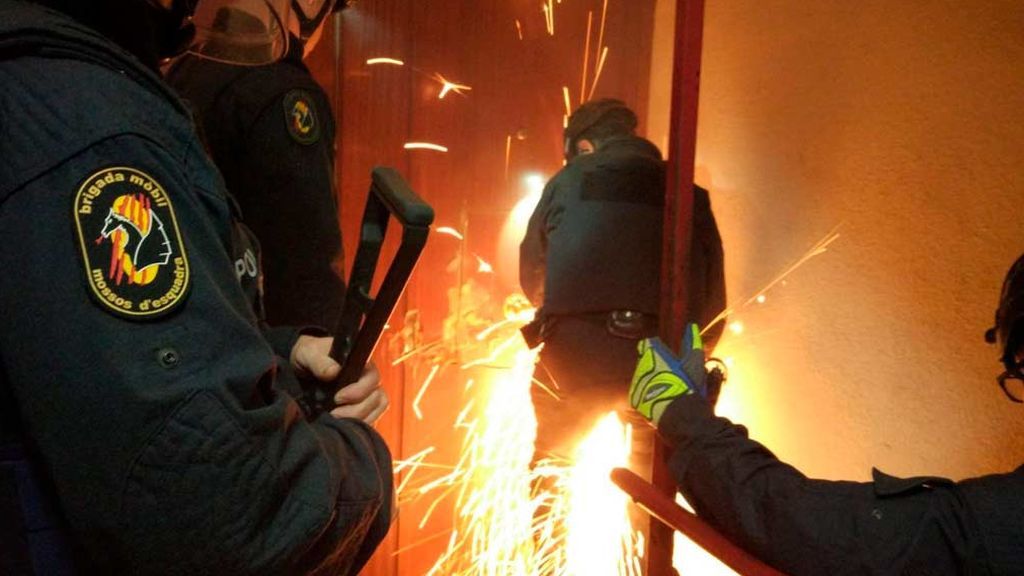 Macrooperación policial contra el tráfico de armas , drogas y blaqueo de capitales en Badalona Macrooperación policial contra el tráfico de armas , drogas y blaqueo de capitales en Badalona
