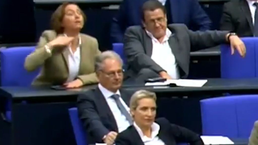 Una diputada ultraderechista alemana hace el gesto de degollar a otro político rival en el Bundestag