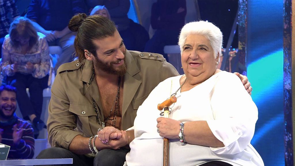 Can Yaman sorprende y aconseja a una fan de 75 años que no duerme por ver sus series: "Tienes que hacer caso a tu familia"