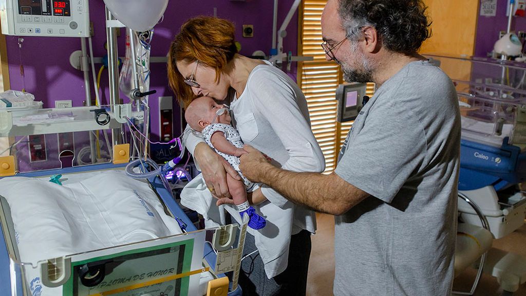 Salvador con sus padres