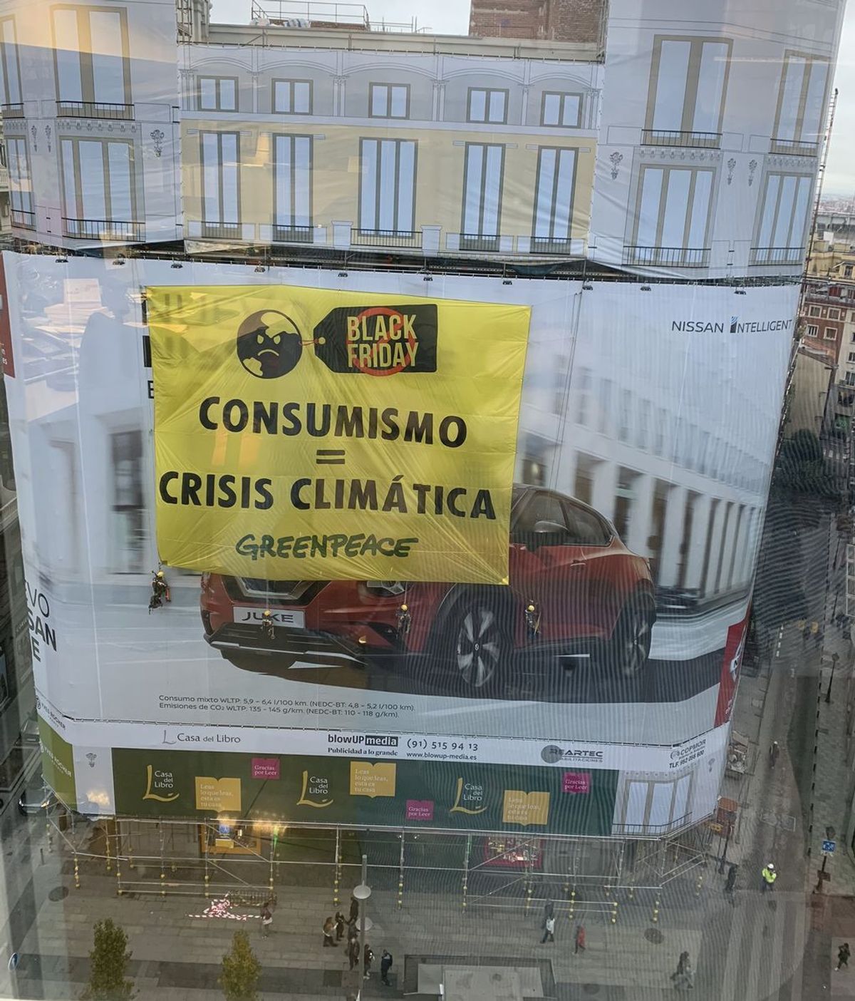 Greenpeace coloca una pancarta en la Gran Vía de Madrid contra el consumo del ‘Black Friday’