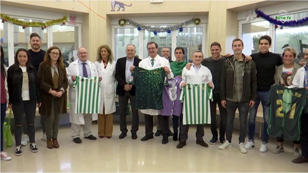 El Betis regala camisetas convertidas en batas de hospital para los niños con cáncer