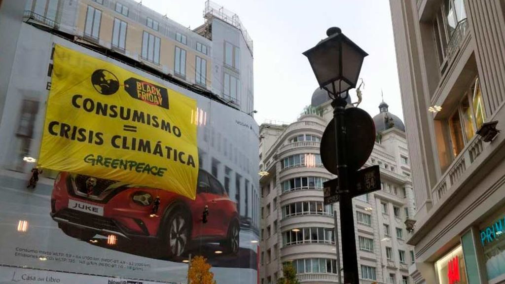 Pancarta desplegada por Greenpeace en la Gran Vía de Madrid