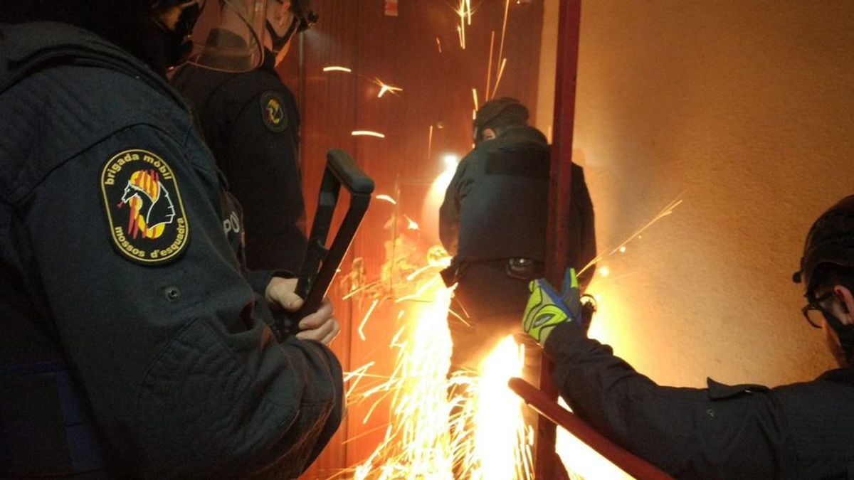 Macroperación de los Mossos en Barcelona  contra una red que traficaba con armas y drogas