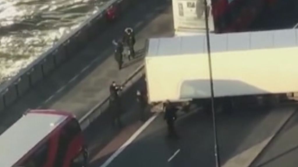 La policía británica detiene a un hombre tras un tiroteo en el Puente de Londres
