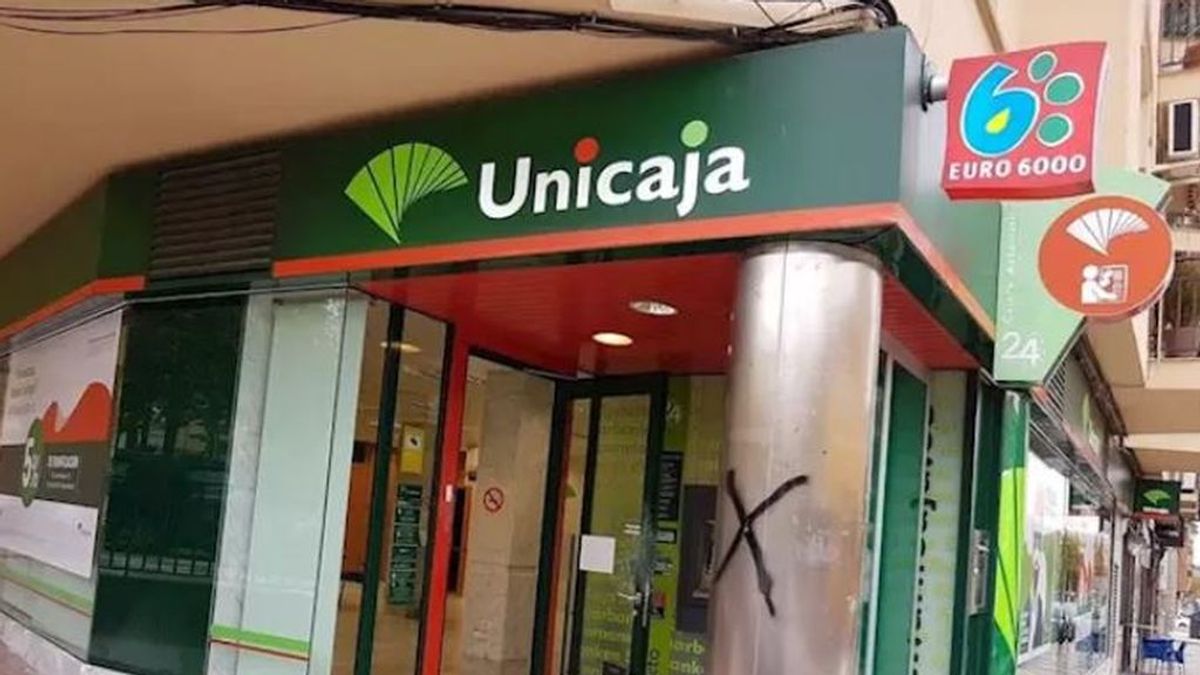 Atracan a punta de pistola una sucursal de Unicaja y huyen con 20.000 euros