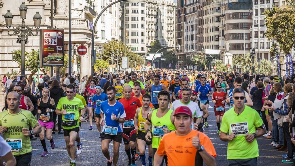 Corredores del maratón por las calles de Valencia