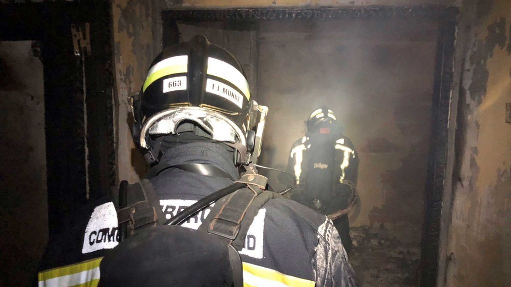 Bomberos en un incendio Bomberos en un incendio