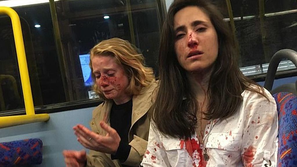 Sale a la luz el vídeo de la agresión homófoba a dos mujeres en un autobús de Londres