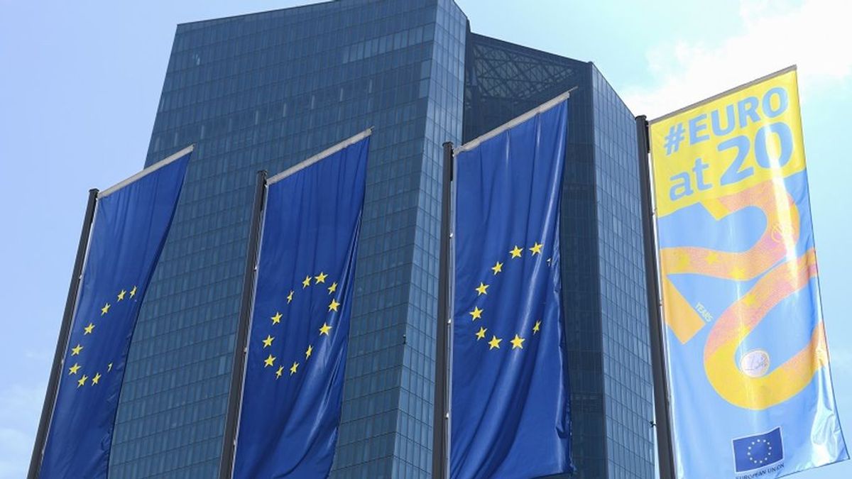 Bruselas y el Banco Central Europeo advierten del riesgo para la banca española de los tipos bajos Bruselas y el Banco Central Europeo advierten del riesgo para la banca española de los tipos bajos
