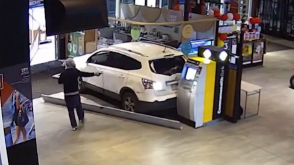 Los cacos más torpes del mundo intentan sin éxito atracar un cajero automático en Australia