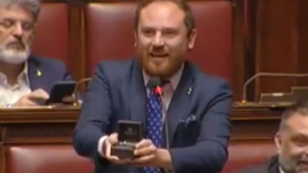 Amor en el hemiciclo italiano: pide la mano a su novia en pleno discurso Amor en el hemiciclo italiano: pide la mano a su novia en pleno discurso