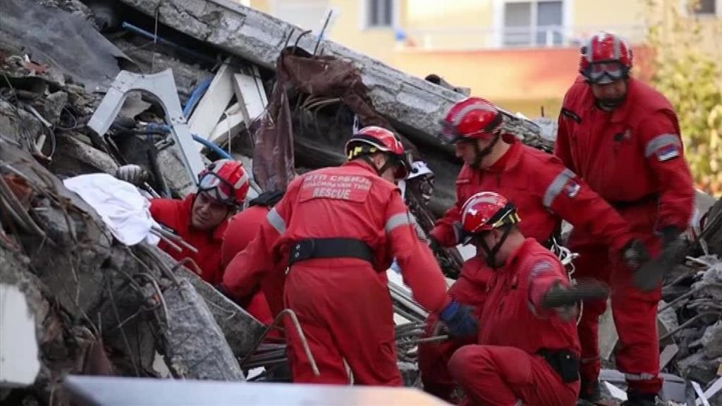 Superviviente tras 72 horas bajo escombros en Albania