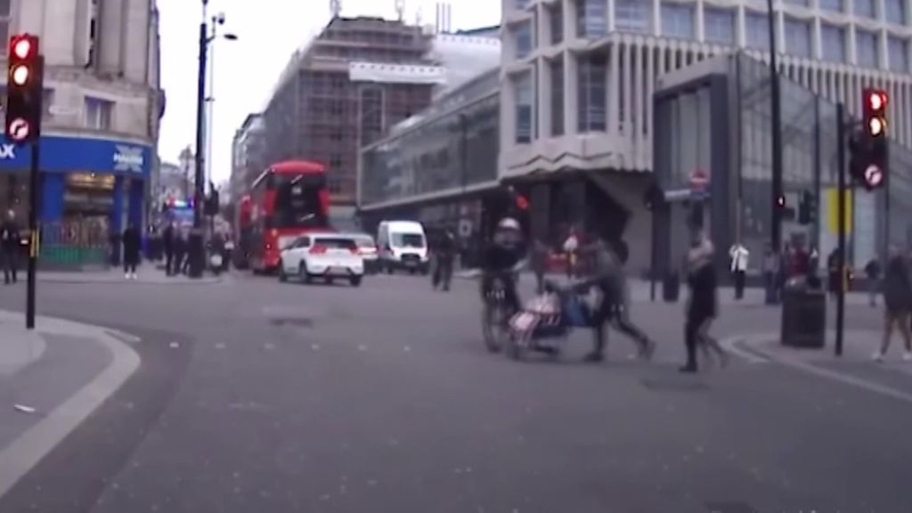 La irresponsabilidad de un padre y un ciclista está a punto de causar un grave accidente