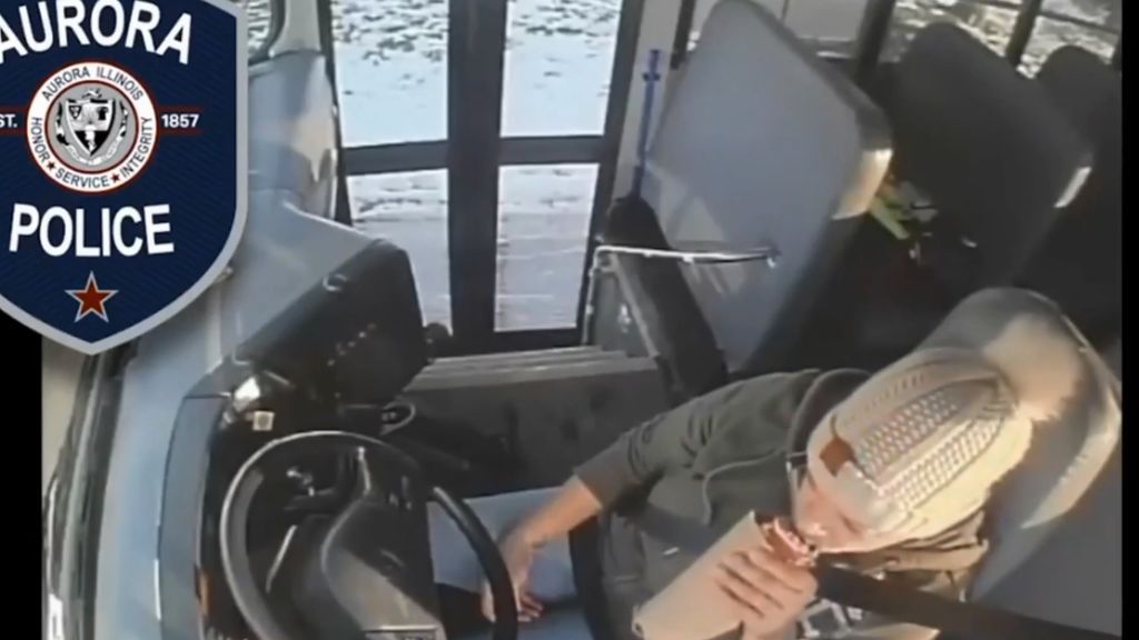 Sorprenden a una mujer bebiendo cerveza mientras conducía un autobús con 32 niños Sorprenden a una mujer bebiendo cerveza mientras conducía un autobús con 32 niños