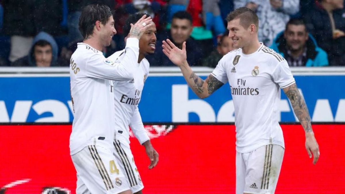 El Real Madrid consigue el liderato bajo la lluvia en Mendizorroza (1-2) El Real Madrid consigue el liderato bajo la lluvia en Mendizorroza (1-2)