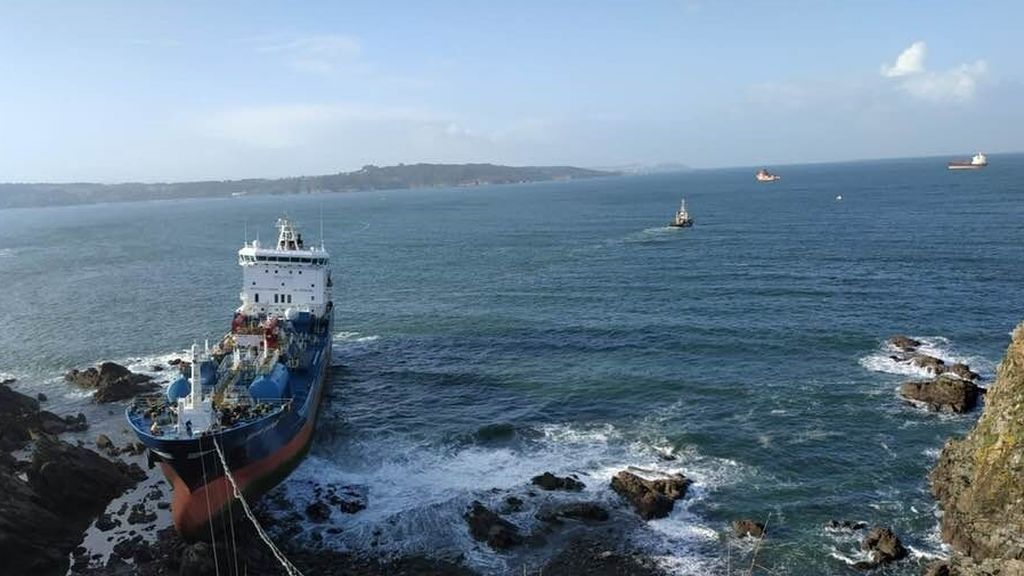 Comienza el travase de combustible del 'Blue Star'