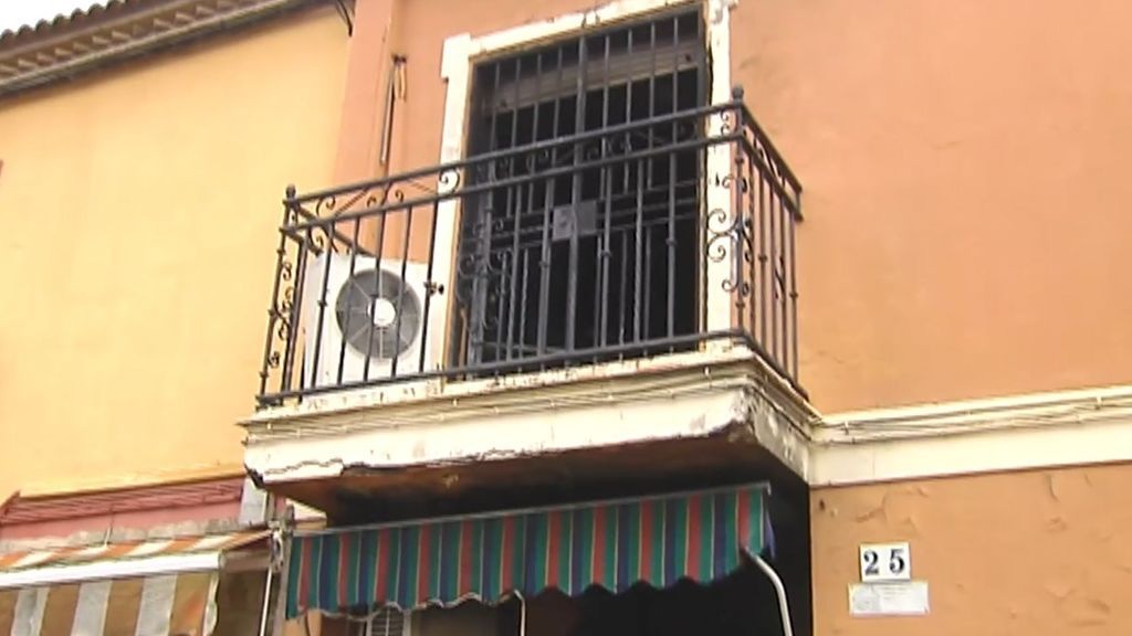 Fallece una mujer y trasladan al hospital a su hija de 5 años tras un incendio en una vivienda de Sevilla