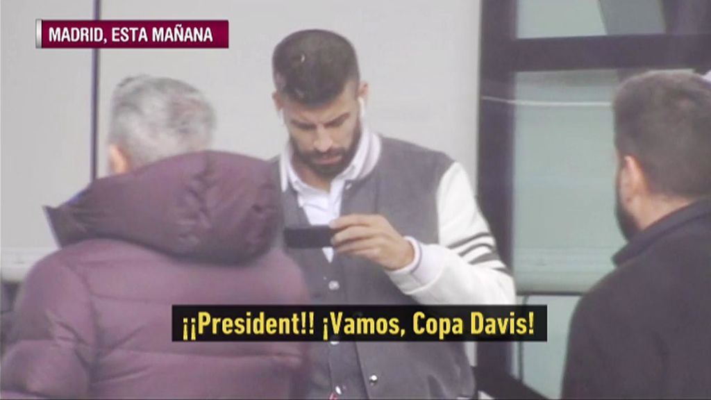 Aficionados del Barça reciben a Piqué en Madrid al grito de "vamos presidente, Copa Davis"