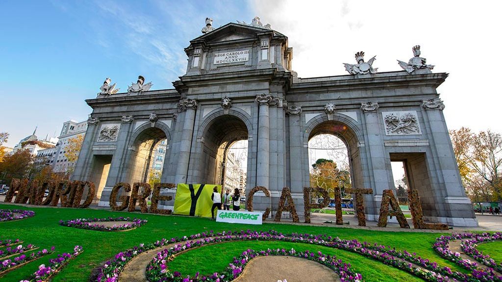 Greenpeace convierte el 'Madrid Green Capital' de la Puerta de Alcalá en 'Madrid Grey Capital' Greenpeace convierte el 'Madrid Green Capital' de la Puerta de Alcalá en 'Madrid Grey Capital'