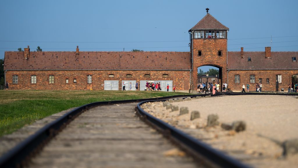 Piden que se retiren de la venta adornos navideños con fotos de Auschwitz