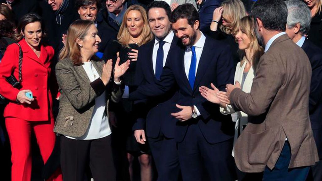 Casado ofrece a Vox y Ciudadanos entrar en la mesa del Congreso si primero negocia con el PP Casado ofrece a Vox y Ciudadanos entrar en la mesa del Congreso si primero negocia con el PP