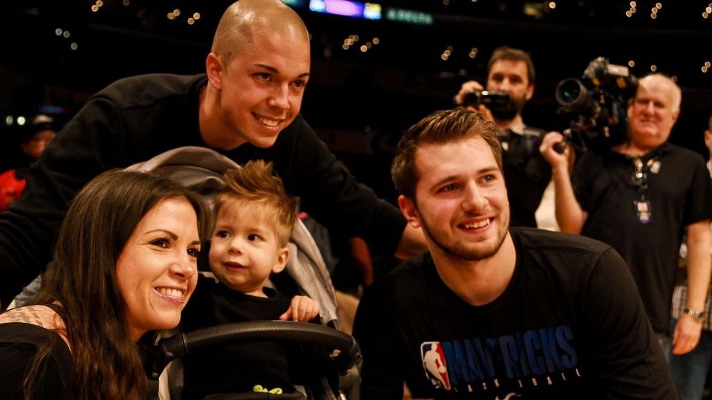 Luka Doncic conoció a Kris, el niño al que le ayudó a recaudar 2 millones de dólares para su enfermedad Luka Doncic conoció a Kris, el niño al que le ayudó a recaudar 2 millones de dólares para su enfermedad