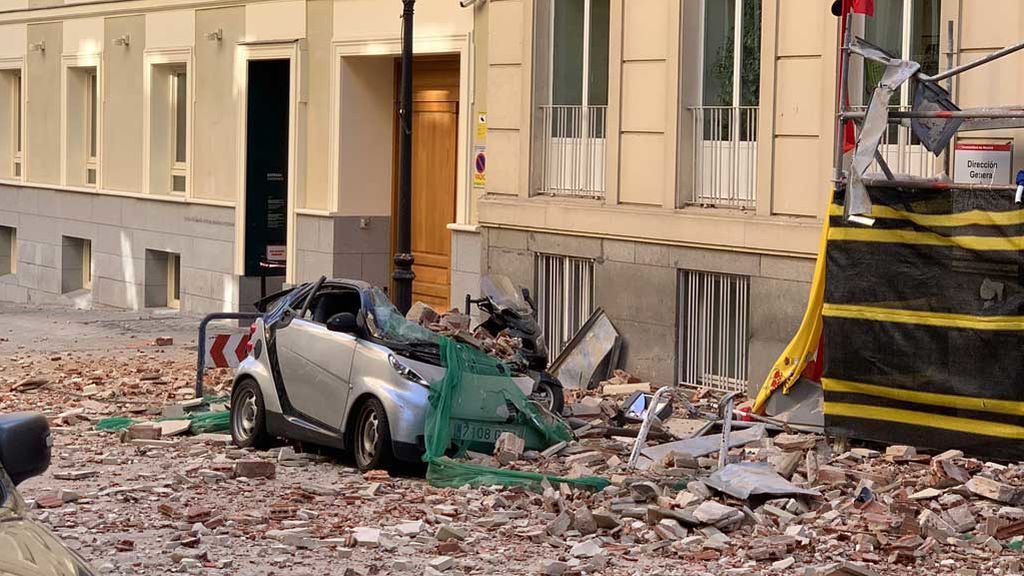 La cornisa de un edifico en obras de Madrid cae y destroza varios coches La cornisa de un edifico en obras de Madrid cae y destroza varios coches