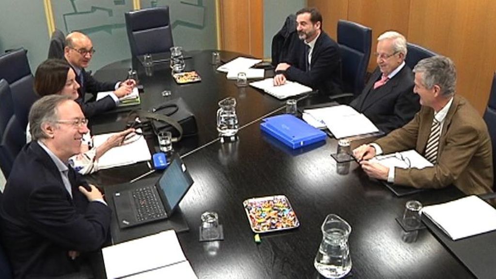 La comisión de expertos del Parlamento Vasco registra tres textos diferentes para la reforma del Estatuto de Gernika La comisión de expertos del Parlamento Vasco registra tres textos diferentes para la reforma del Estatuto de Gernika