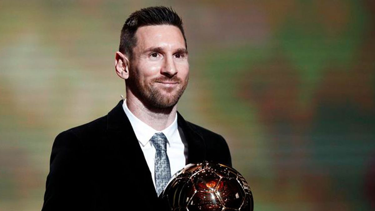 Mateo Messi se da cabezazos para celebrar el balón de oro de papá