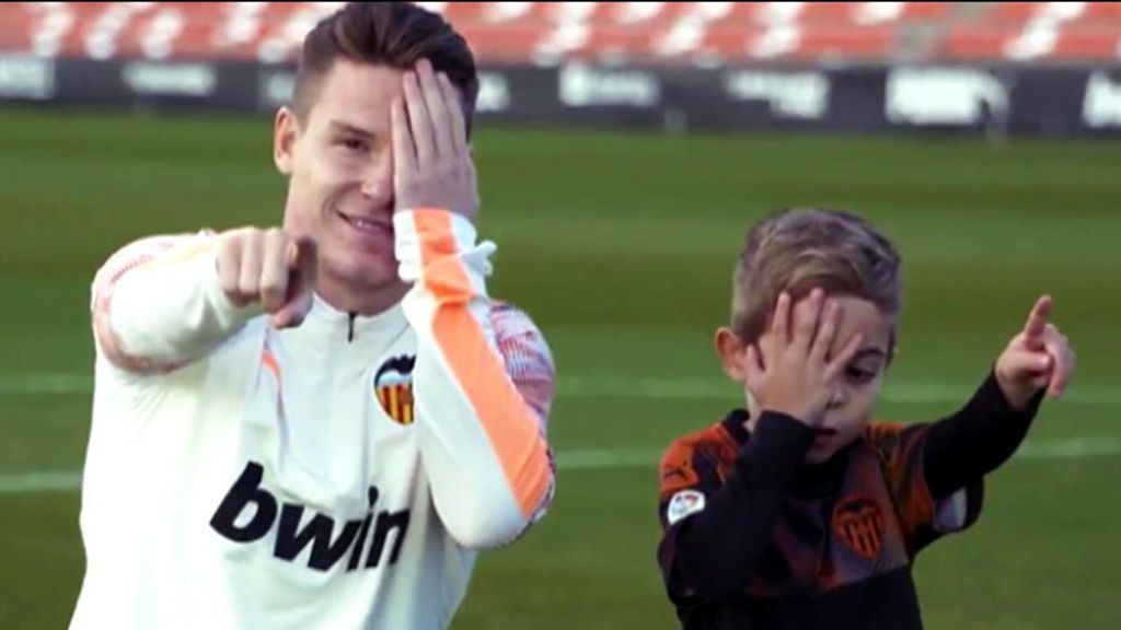 Carlos cumple su sueño de conocer a su ídolo, Kevin Gameiro